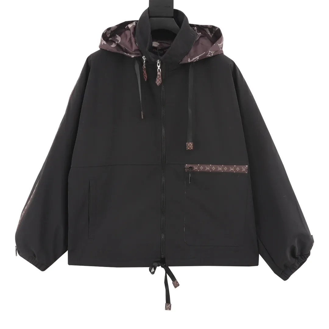 🅿️550 LouisVuitton/Louis Vuitton presbyopic patchwork windbreaker zipper jacket. Purchase the original version and have it printed immediately. The fabric is made of custom densely spun technical fabric that is light and thin, and the upper body is silky and breathable. Infrared positioning cutting, workwear-style windbreaker design, the upper body is invincible and versatile. All details are customized and developed, and all hardware and accessories are restored to ZP. SizeS-L